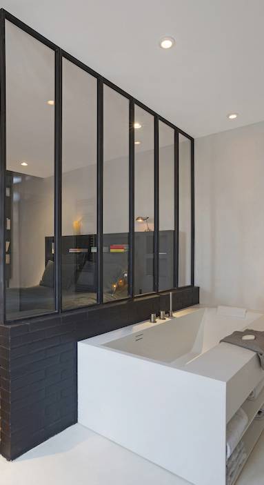 Verrière de salle de bain noire