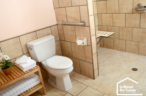 Salle de bain de 4 m2 adaptée à une mobilité réduite et au handicap