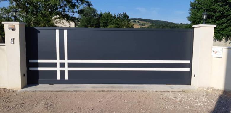 Portail motorisé coulissant panneau plein finitions laqué blanc