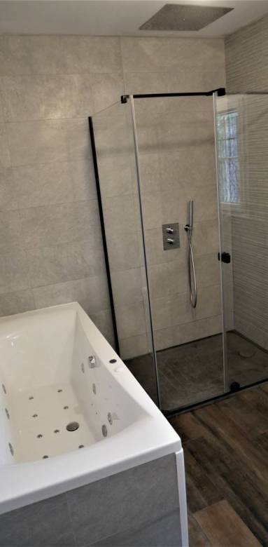 Baignoire plus douche dans petite salle de bain