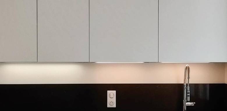 Une cuisine moderne dans un appartement au Chesnay
