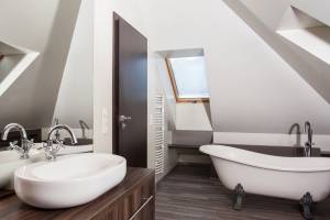 Aménager une salle de bains sous combles à Tours.