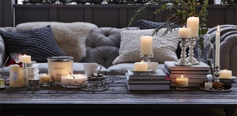 Déco hygge plaid coussin et bougies