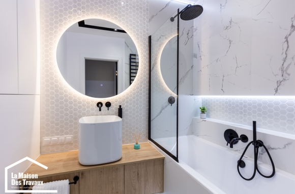 Une salle de bain avec baignoire