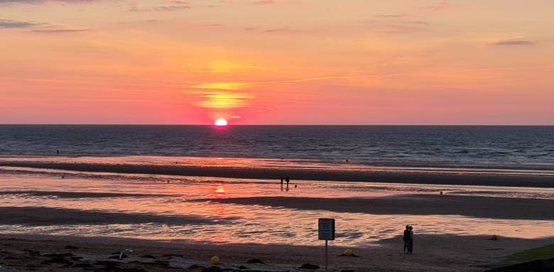 Vue d'un coucher de soleil depuis sa loggia face à la mer