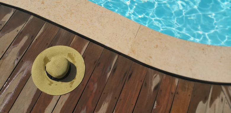 terrasse autour d'une piscine