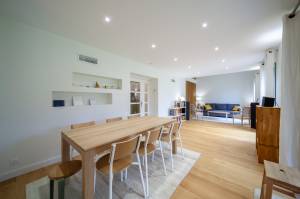 Le faux plafond a permis de dissimuler les gaines techniques et installer des LED