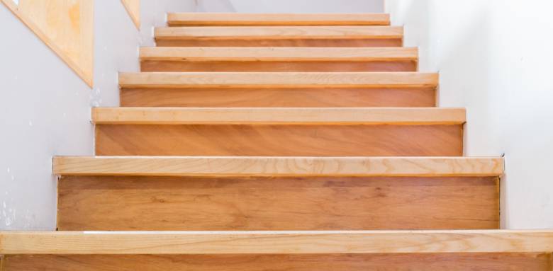 Un escalier en bois à Tours (37).