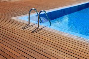 Piscine enterrée avec terrasse en bois