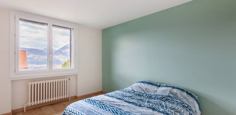 Chambre avec peinture bleu-vert dans le Grésivaudan