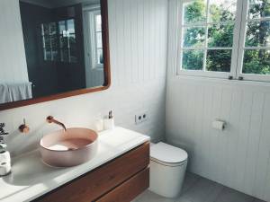Aménager une salle de bain sous les combles : guide complet pour un espace pratique et esthétique