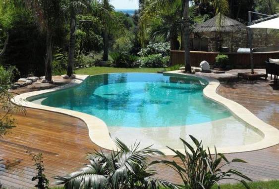 Terrasse en bois exotique autour de la piscine - Hyères 83