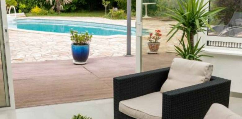 Véranda au bord d'une piscine