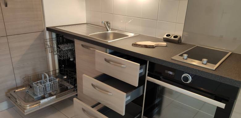 Mobilier de cuisine et électroménager adapté aux petits espaces - bouc-bel-air-13
