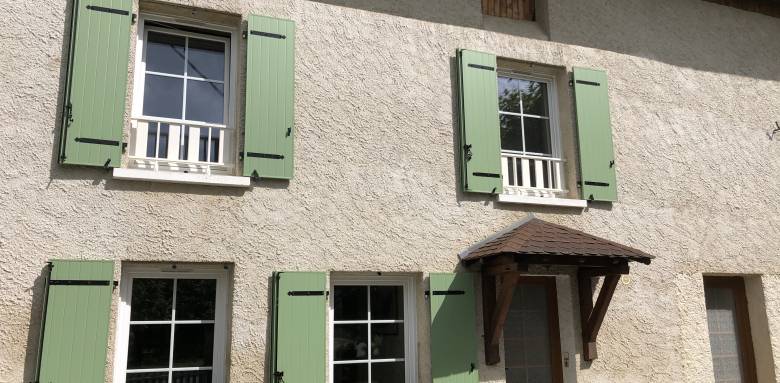 maison avec volets verts en aluminium