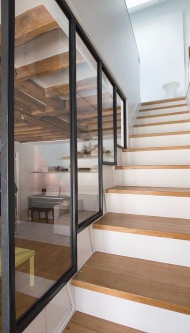 Escalier verrière : faire entrer la lumière au cœur de votre intérieur