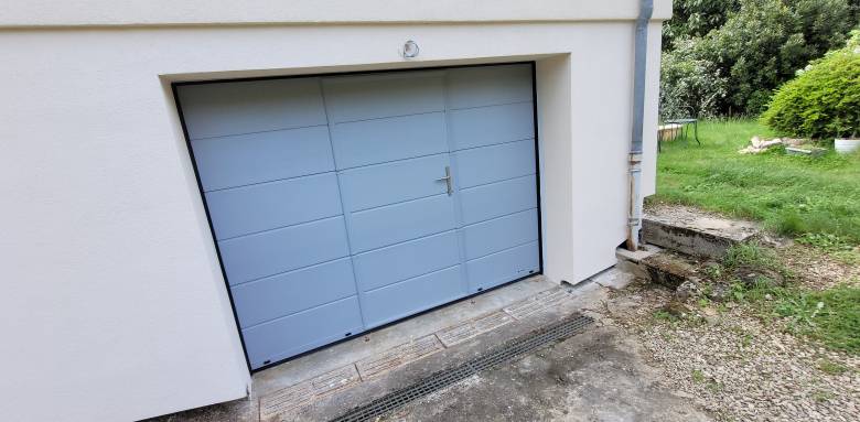 Porte de garage avec portillon