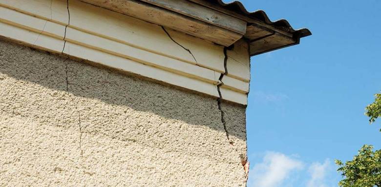Fissures traversantes extérieur façade