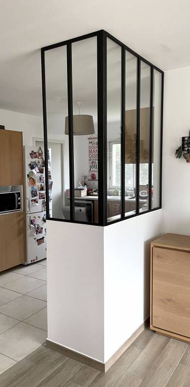 une verrière qui matérialise la séparation salon/cuisine