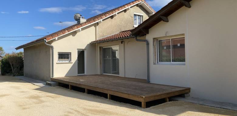 Extension de maison à Montauban : façade rénovée et terrasse bois après fermeture du préau