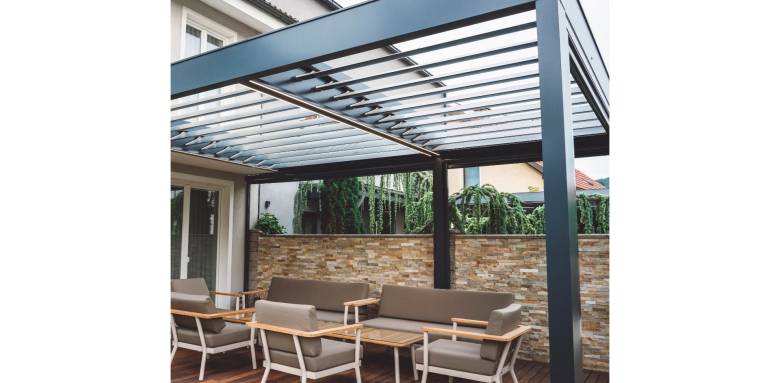 Terrasse surélevée sur plots : la solution idéale pour un terrain en pente ? Équilly 50320