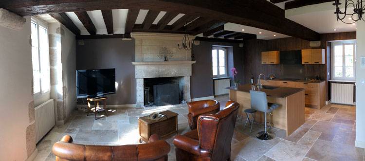 Restauration ancienne ferme plafond avec poutres apparentes