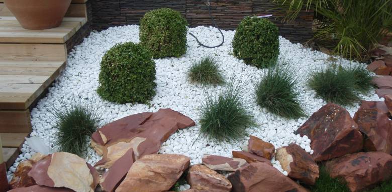 Aménagement de jardin avec revêtement galets en quartz blanc - Nantes 44 