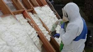 Isolation combles par l'extérieur en mousse projetée