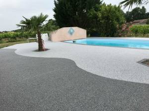 Revêtement autour de la piscine