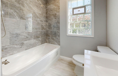 Rénovation de salle de bain à Vaires-sur-Marne : quel carrelage mural choisir 