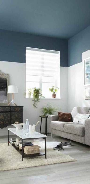 Plafond bleu salon blanc