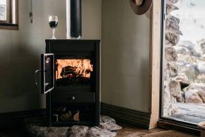 Poêle à granulés moderne dans une maison toulousaine chauffage écologique et économique pour l’hiver