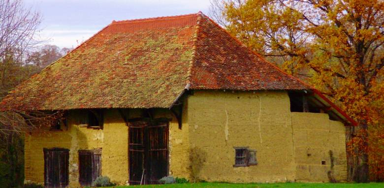 maison pisé isère