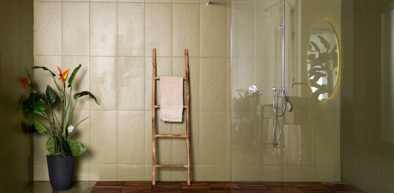 Choisir entre une douche à l'italienne et une baignoire îlot