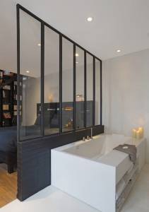Verrière de salle de bain noire