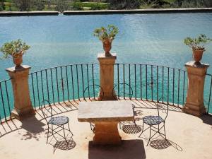 Un garde-corps de terrasse traditionnel et chic.