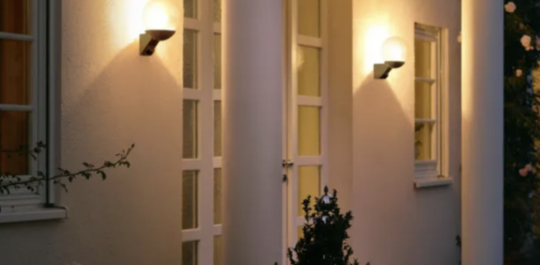 Appliques extérieures qui embellissent l'entrée (Leroy Merlin)