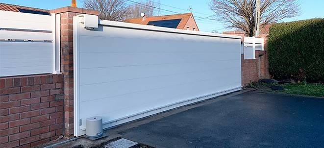 Portail plein en aluminium motorisé