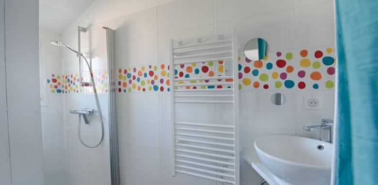 Revêtement mural de salle de bain en faïence avec frise colorée - Pornic 44