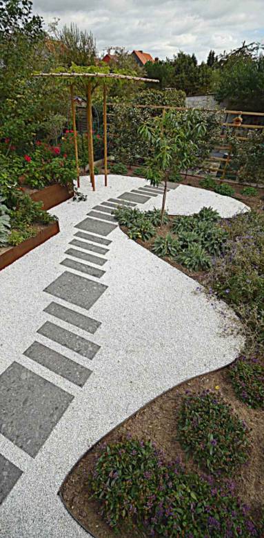Allée de jardin et espace paysager