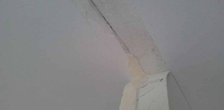 Pose d'un calicot sur une fissure de plafond