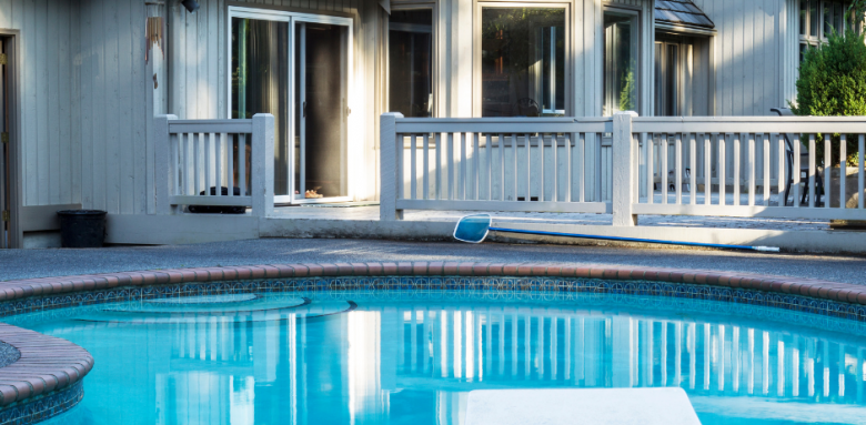 Piscine semi-enterrée