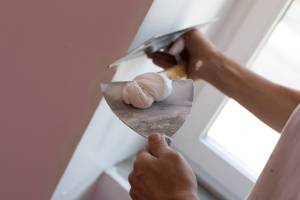 pose d'enduit pour préparer un mur avant peinture 