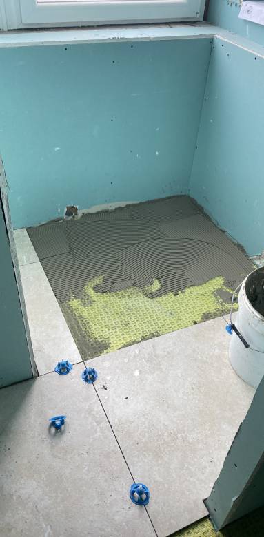 Pose du carrelage sur natte d'étanchéité type Schluter®, Wedi®