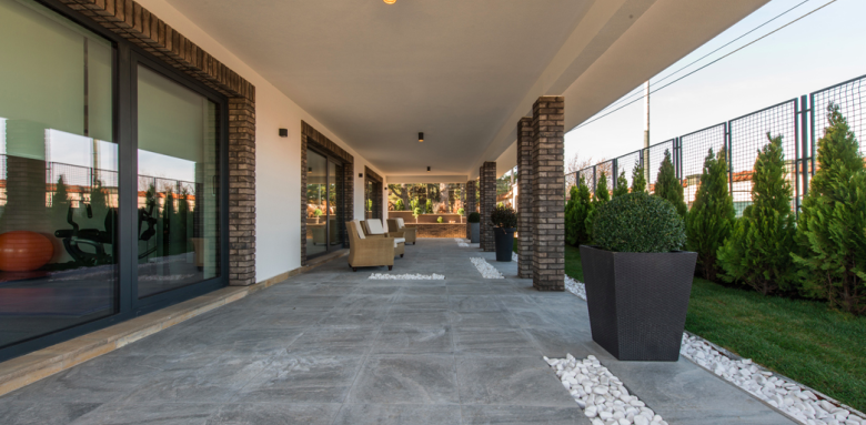 Optez pour une terrasse en carrelage, bois, pierre ou béton 