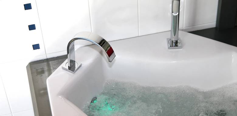 Une baignoire balnéo en Indre-et-Loire (37).