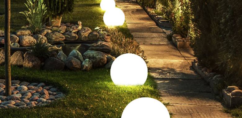 Eclairage allées jardin boules solaires