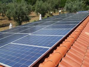 Panneaux solaires sur toiture en Provence