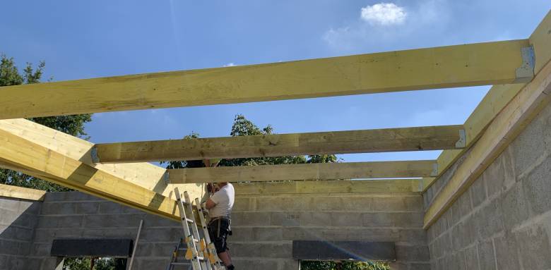 Charpentier posant une toiture monopente