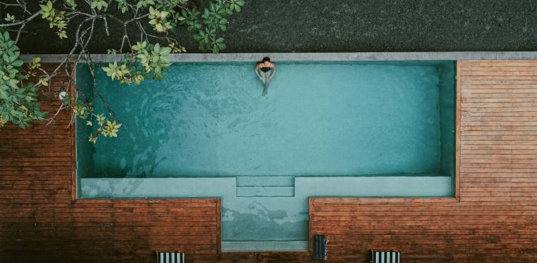 Une piscine avec plage de piscine en bois 